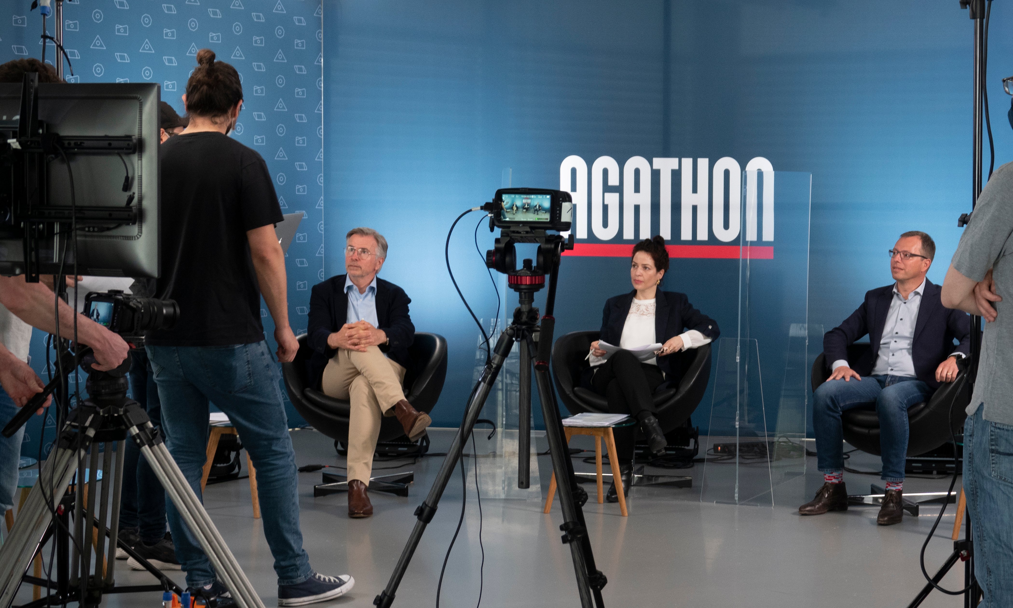 3. Michael Merkle (CEO), Raquel Forster (Moderatorin) und Dr. Stephan Scholze (CTO)_vlnr_08.06.2021_Agathon